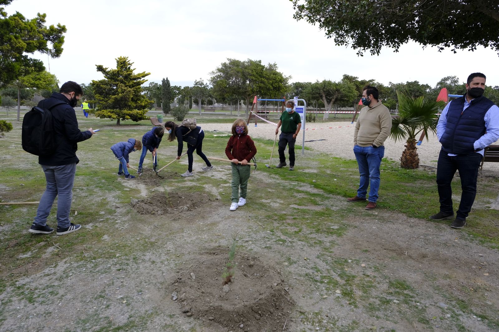 Plantación de árboles en el Parque del Andarax. Día de Andalucía.