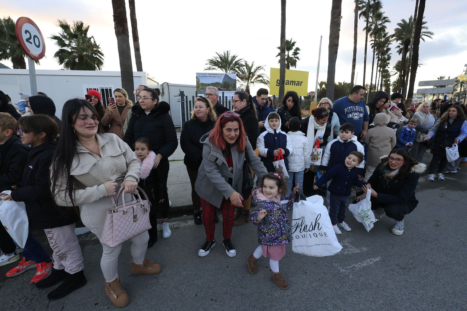 Búscate en las fotos de la cabalgata de Reyes Magos 2026 en La Línea