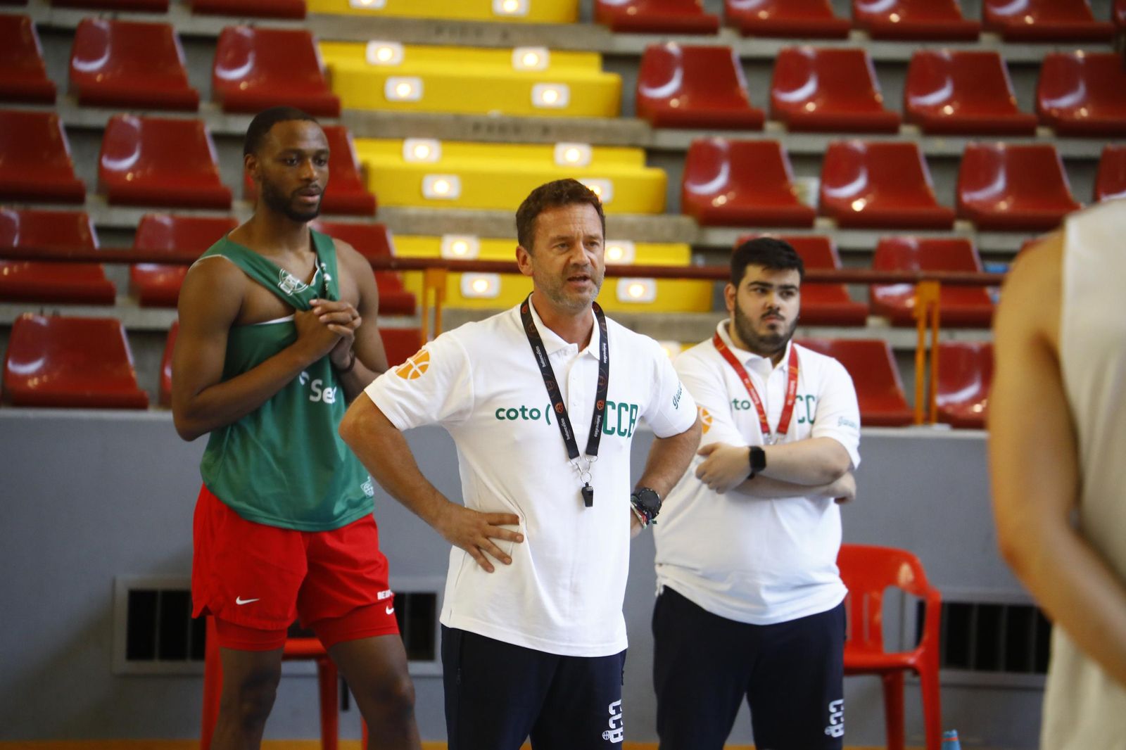 Alfredo Gálvez da órdenes en presencia de Mushila.
