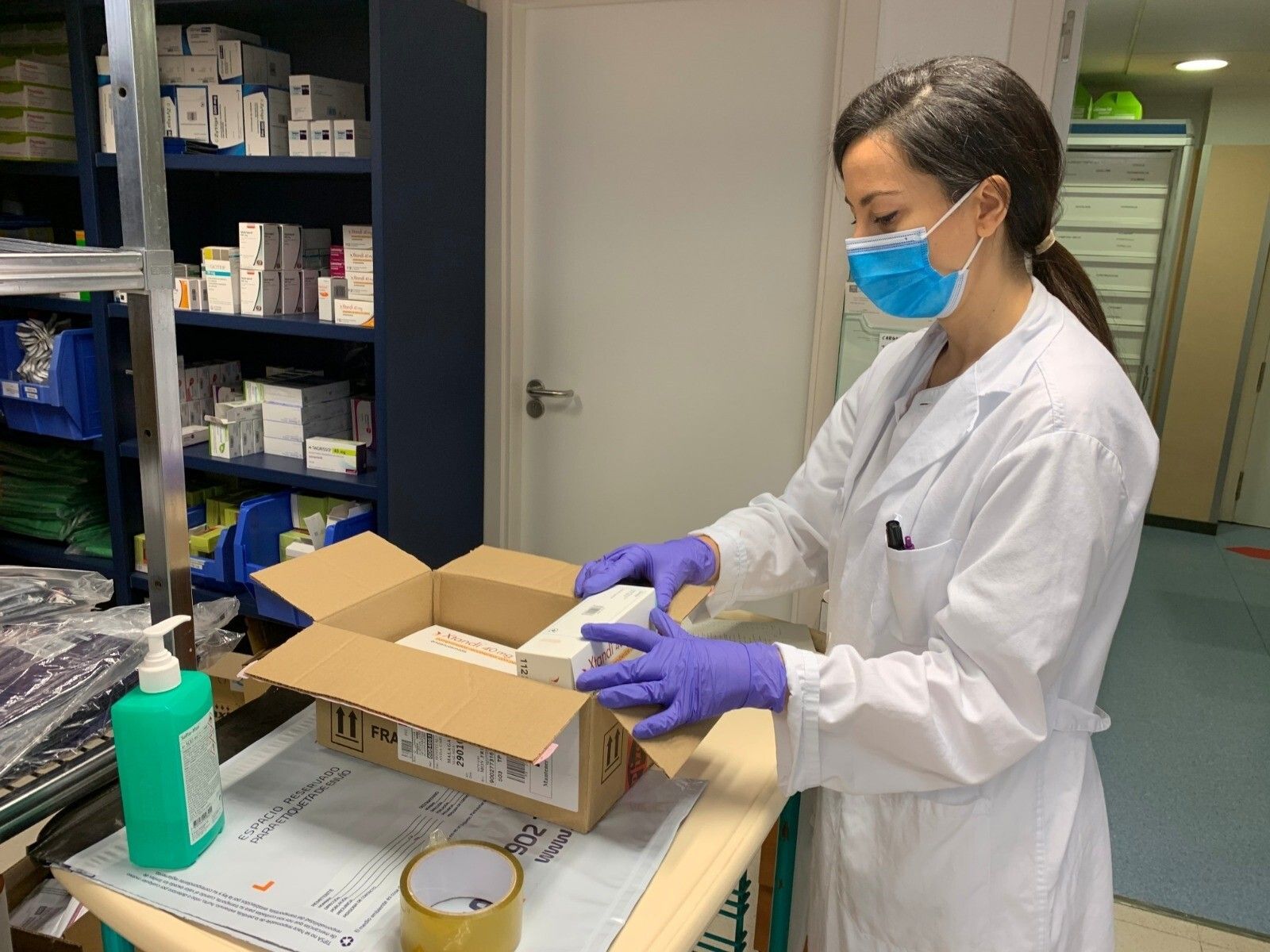 Una profesional de Farmacia Hospitalaria prepara medicamentos para su envío al domicilio de pacientes en los meses más duros del confinamiento.
