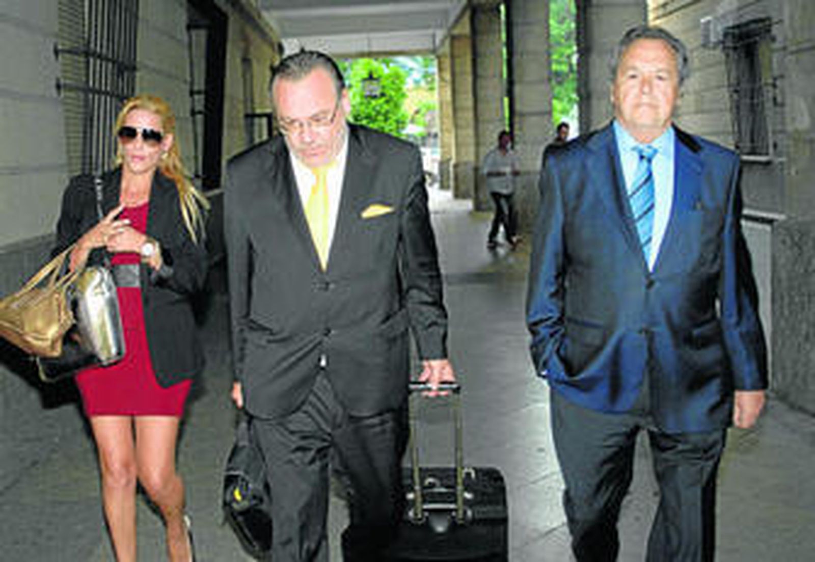 El ex presidente de Invercaria Tomás Pérez-Sauquillo, a la derecha, junto a su abogado cuando prestó declaración en el juzgado en mayo pasado.