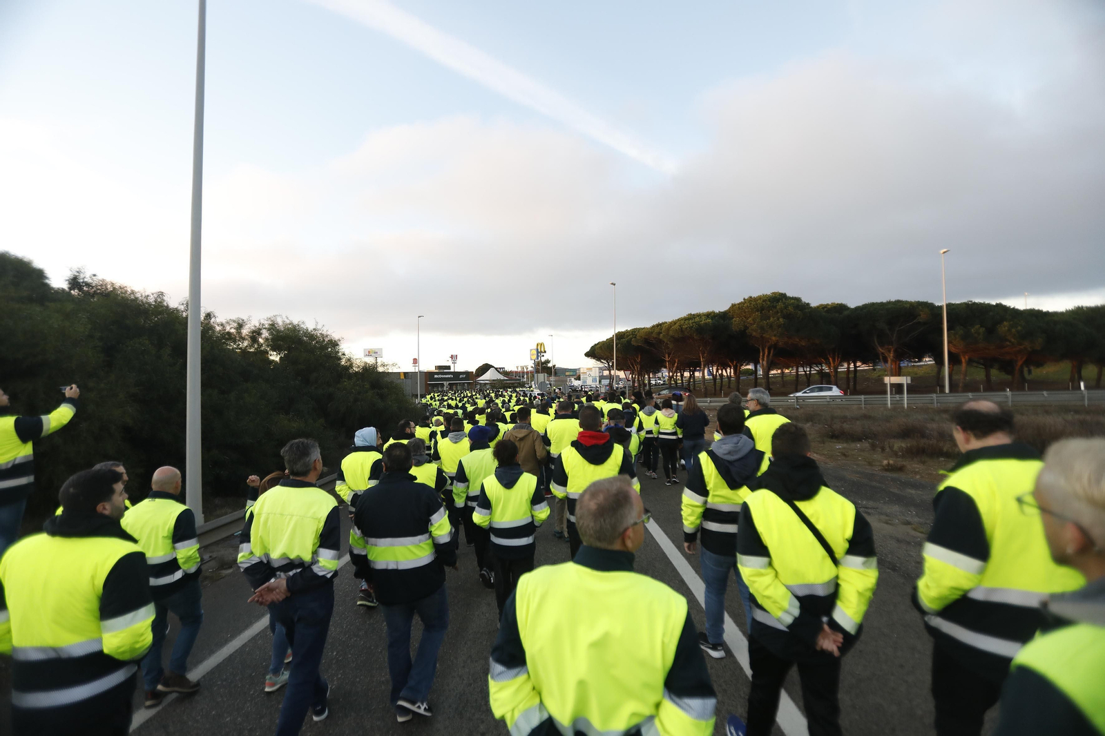 Imágenes del corte de la A7 por los trabajadores de Acerinox en huelga