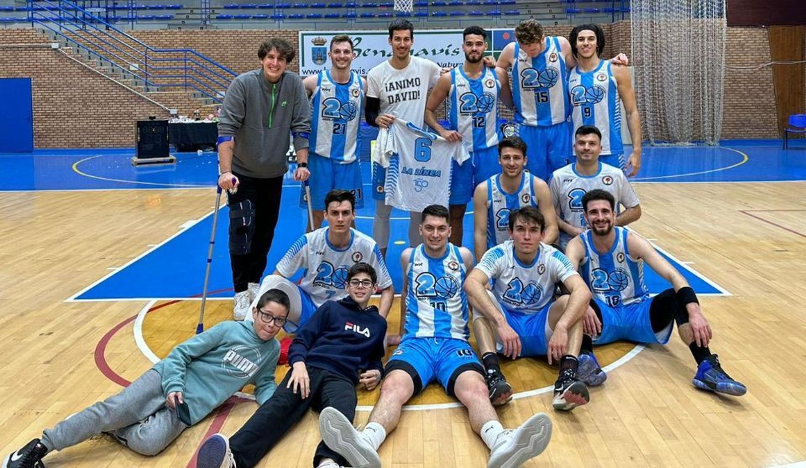 Los jugadores de la ULB celebran su victoria en Benahavís