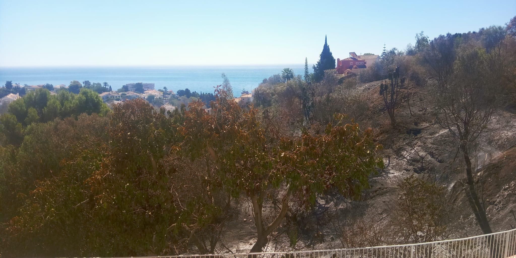 Vecinos desalojados por el incendio de Benalmádena: “Nos hemos visto rodeados de llamas”