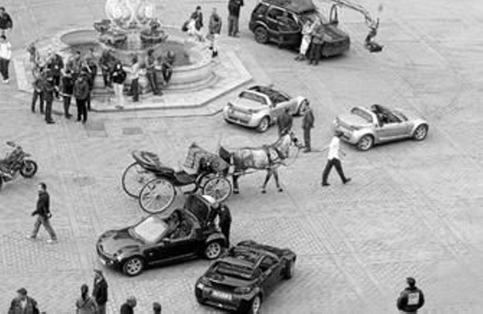 Los cuatro Smart, la moto y el coche de caballos ocuparon ayer con sus carreras la plaza Virgen de los Reyes.