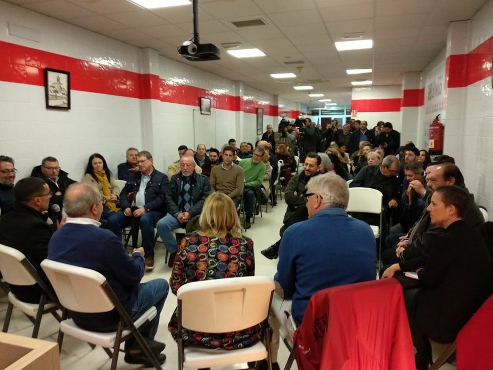 La primera reunión pública de este grupo de críticos, que se celebró en El Viso, el pasado 23 de enero.