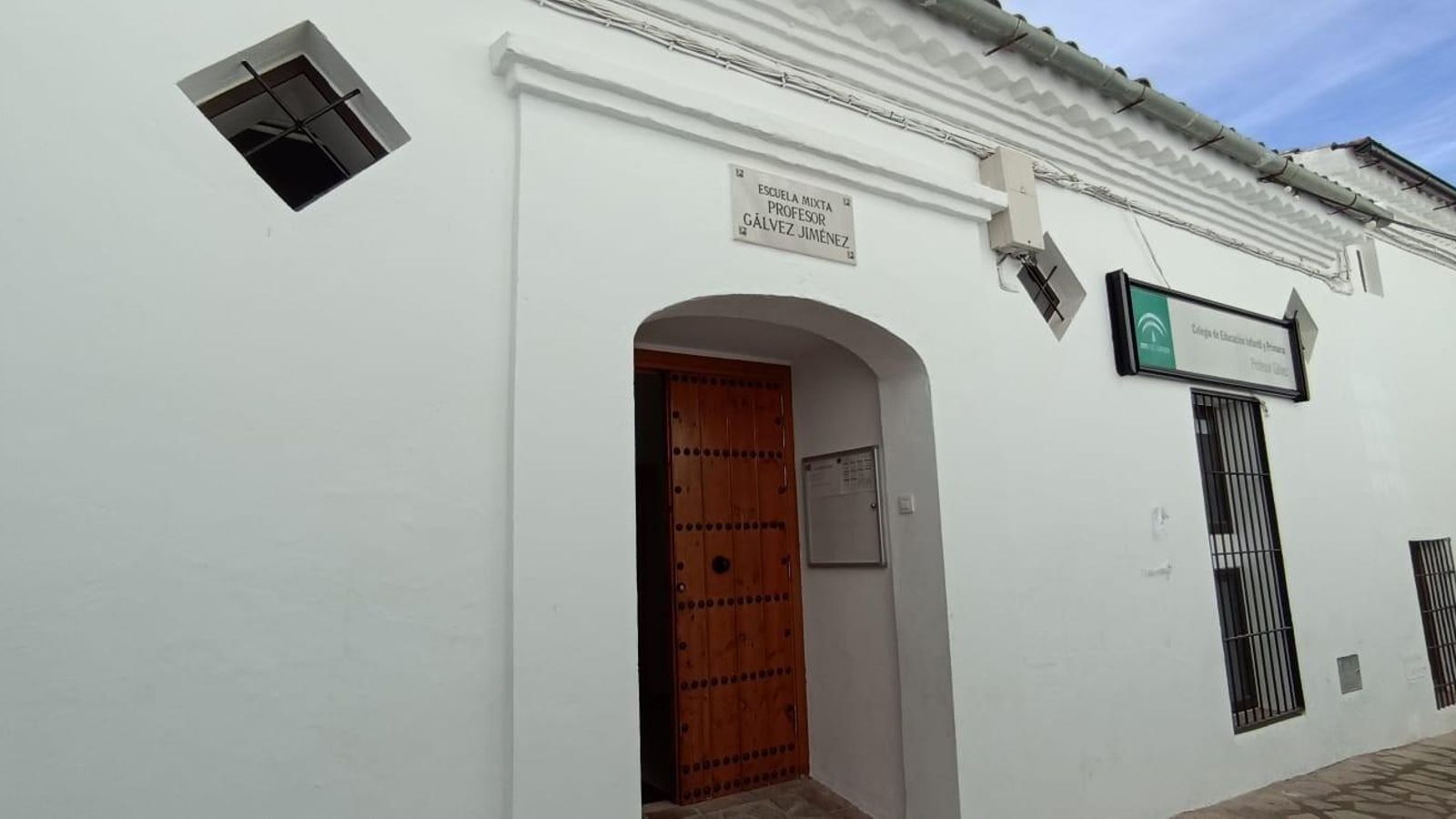 Entrada del CEIP Profesor Gálvez, en Villaluenga.