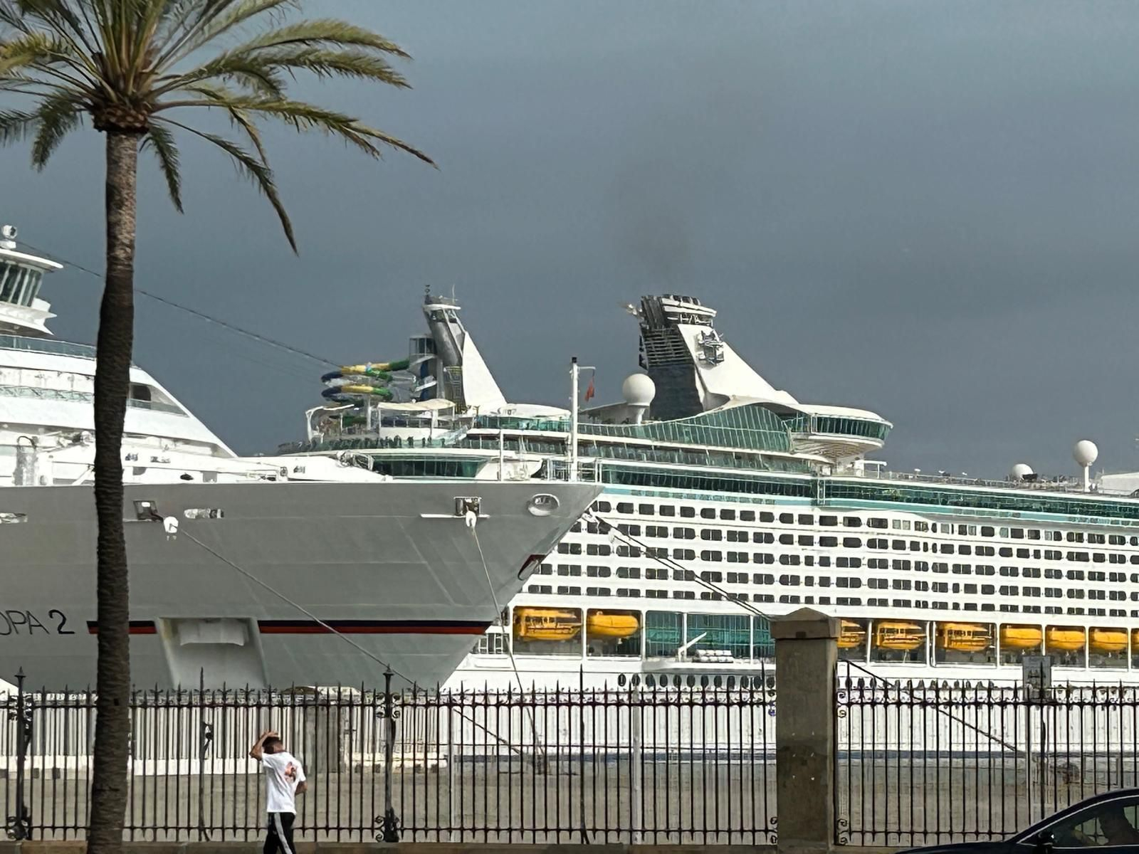 El Explorer of the Seas, durante la operación de atraque en el Muelle Alfonso XIII con la ayuda de los remolcadores, amarradores y prácticos del puerto de Cádiz