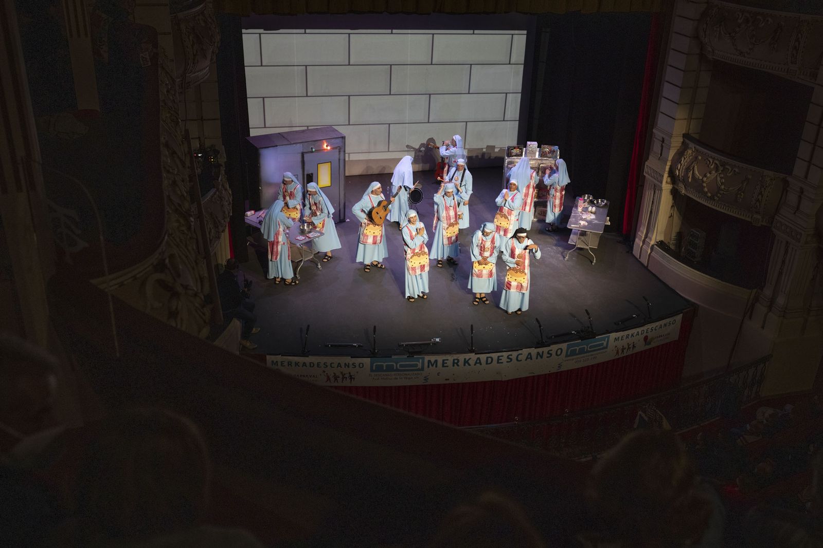 Imágenes de la actuación de la murga de Isla Cristina 'Las monjas 30 años de tradición' en el Carnaval Colombino