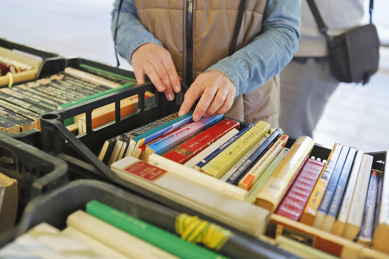 Imágenes del mercadillo solidario de Ayre en Huelva