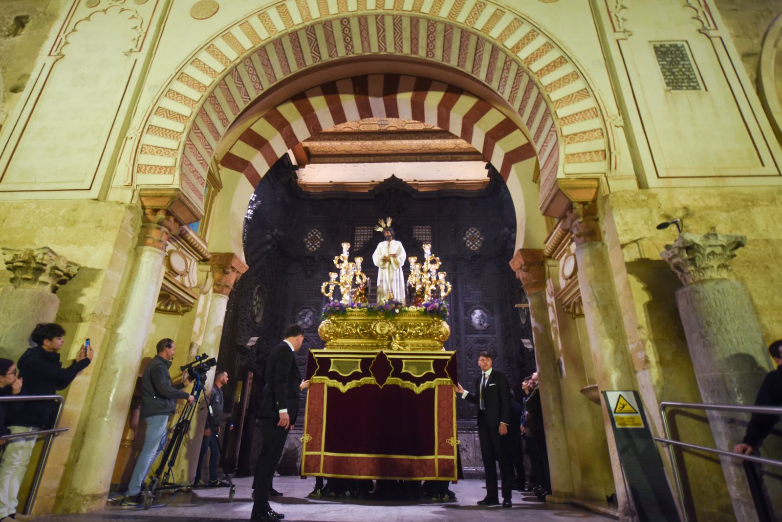 El Vía Crucis de las Cofradía con el Señor de la Sangre, en imágenes