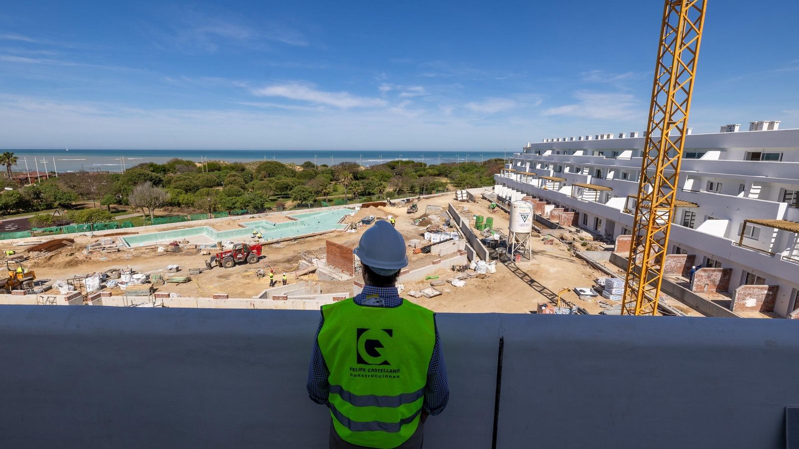 El complejo se construye en L para que la mayoría de apartamentos obtengan vistas a la playa de Punta Candor.