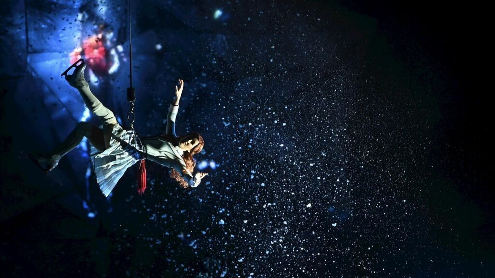 La protagonista del montaje en un columpio.