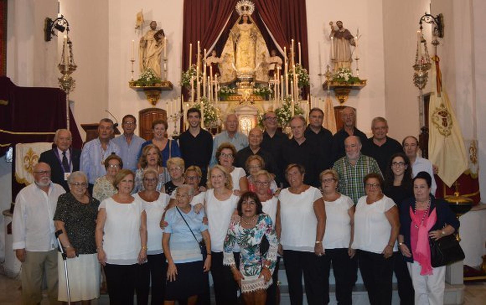Componentes del coro de San Martín acompañados de Sor María Jesús, junto a antiguos miembros y representacion de cofradías, conmemorando los cuarenta años de su fundación.  Foto: Ignacio Casas de Ciria