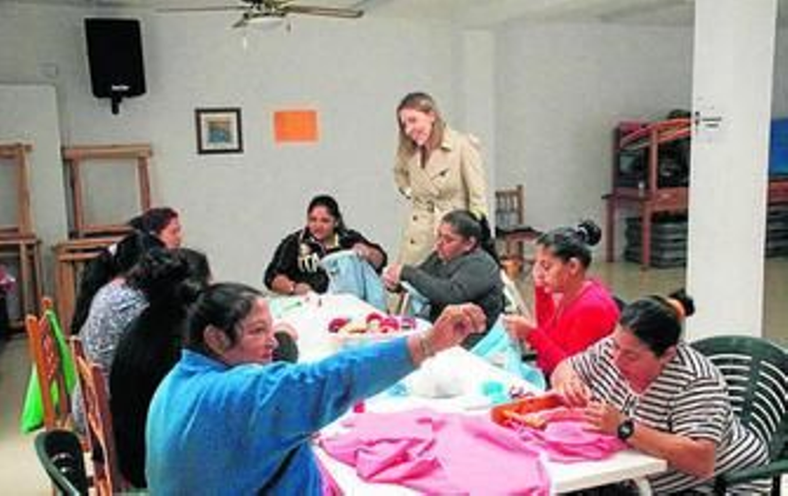 La concejal María José Martín ha visitado a las alumnas.