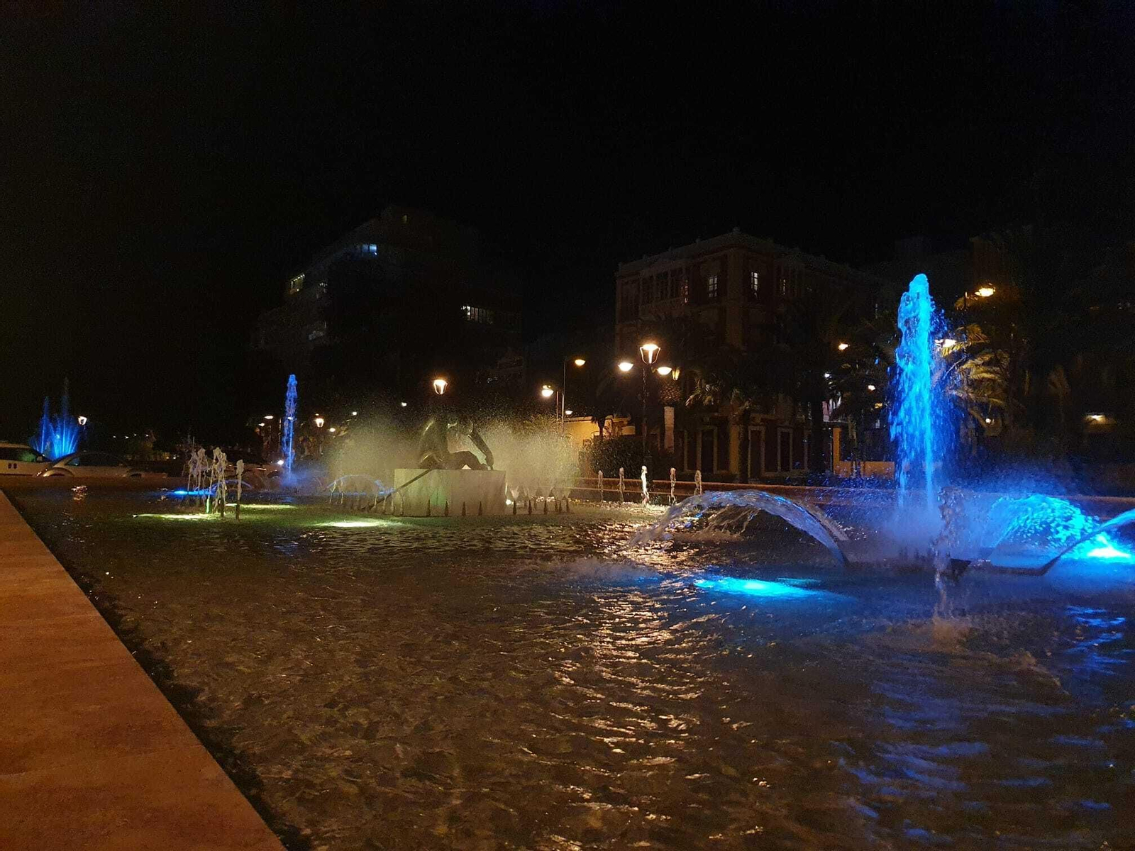 Las fuentes del parque Nicolás Salmerón han hecho brillar los colores ucranianos