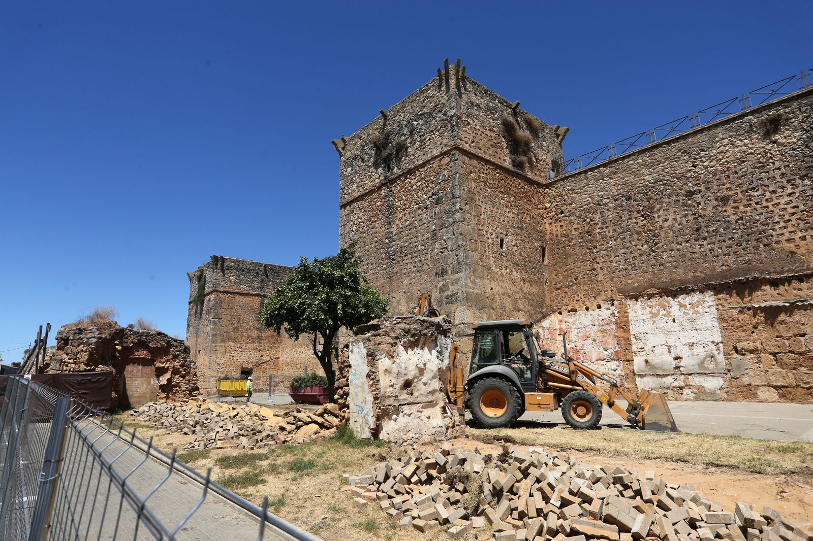 Visita de autoridades a las obras de restauración de la Barbacana de Niebla en imágenes