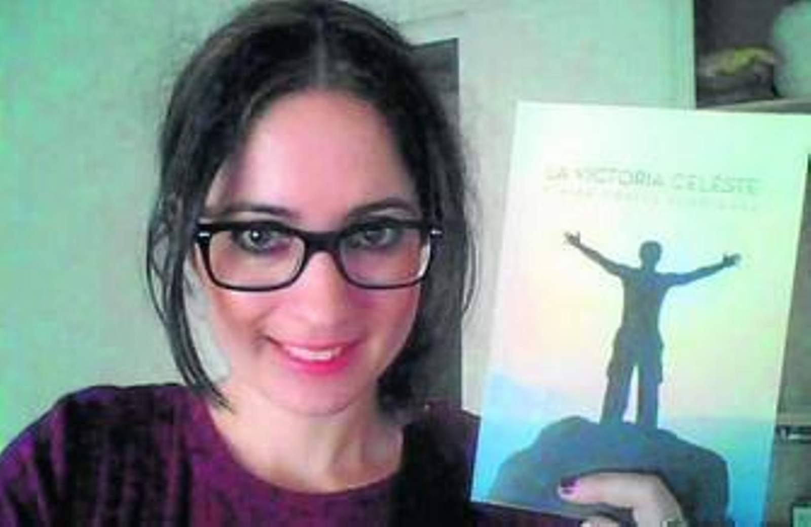 Elvira Cortés muestra la portada de su libro 'La Victoria Celeste'.