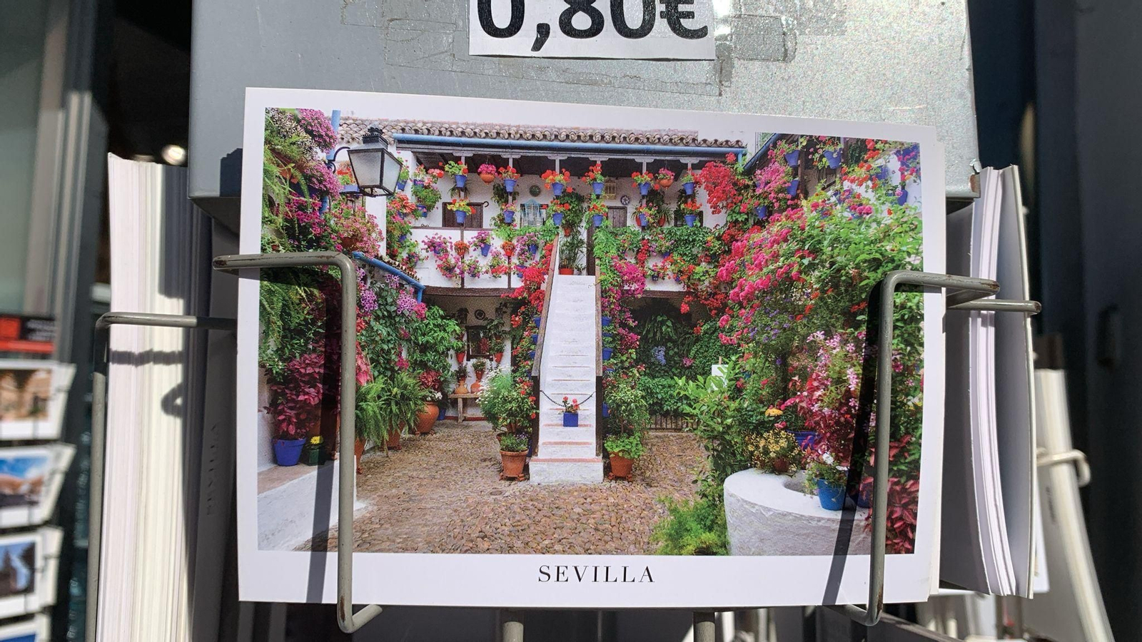 Postal de Sevilla con la foto de un patio cordobés.