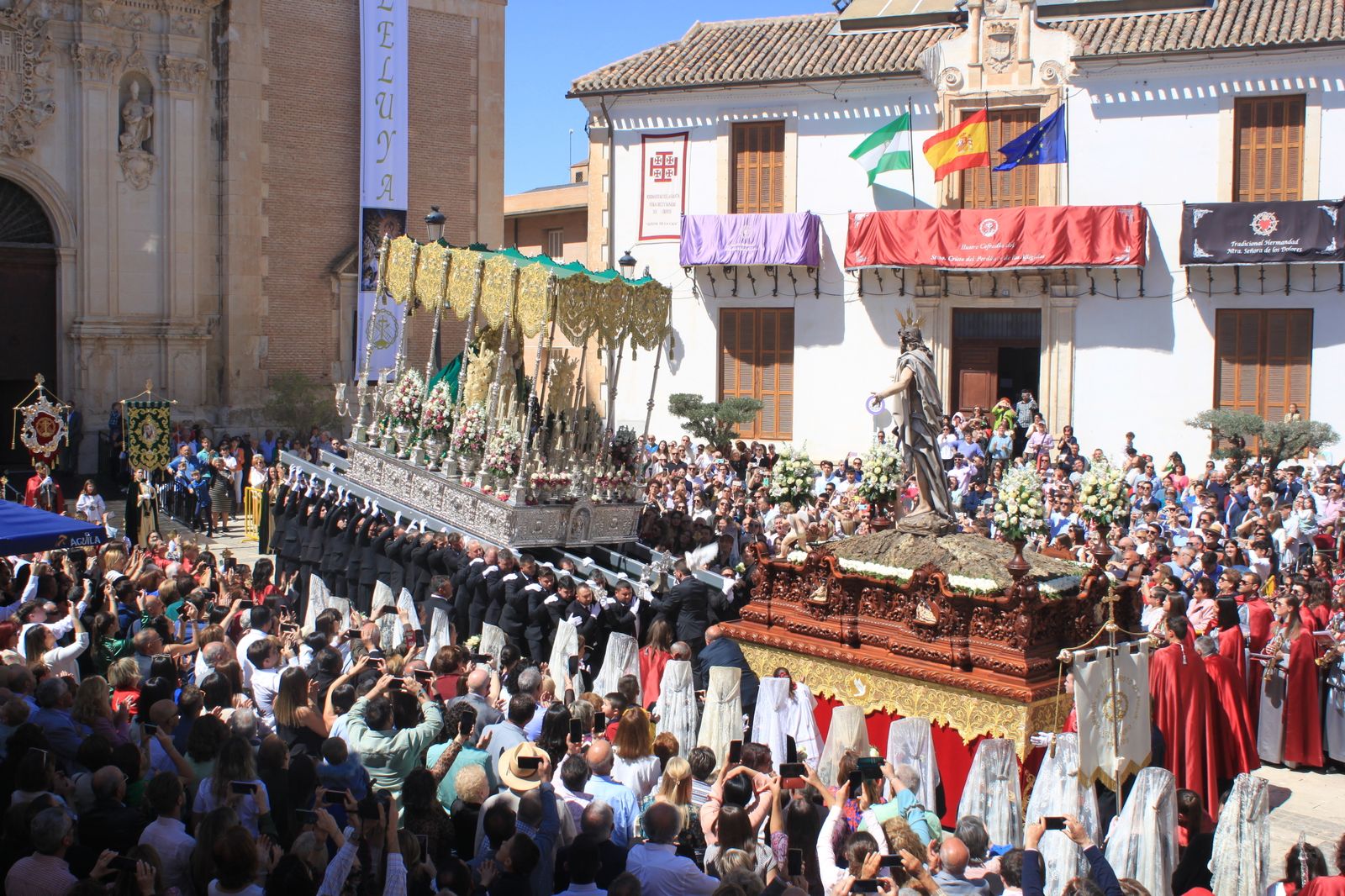 El Encuentro  alas puertas de la iglesia de Vélez-Rubio.