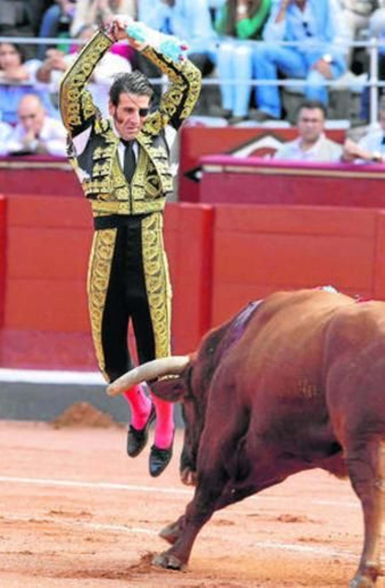 Juan José Padilla, pareando ayer en La Glorieta de Salamanca.
