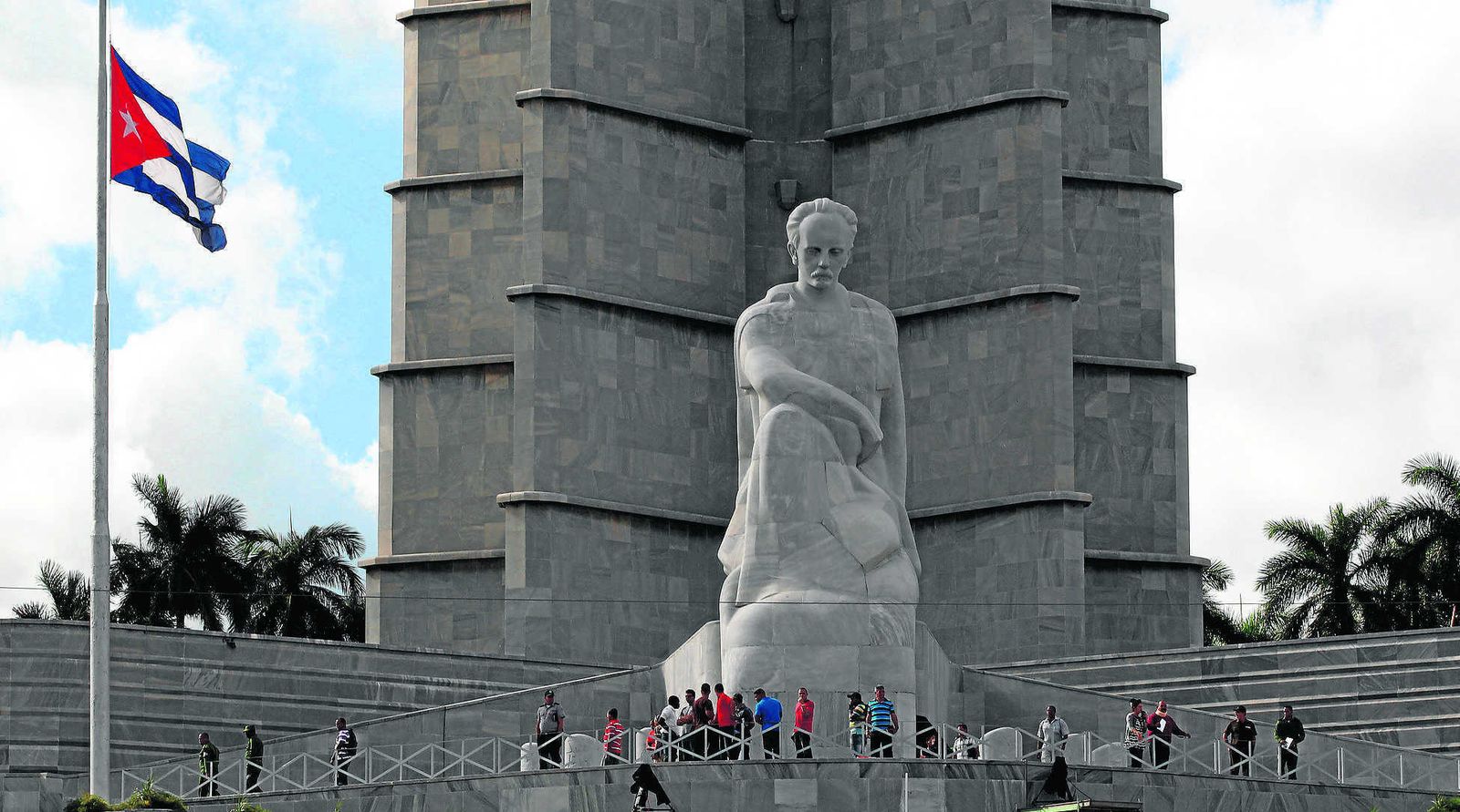 La bandera cubana ondea a media asta en la Plaza de la Revolución de La Habana, donde a partir de hoy estarán las cenizas de Fidel Castro.