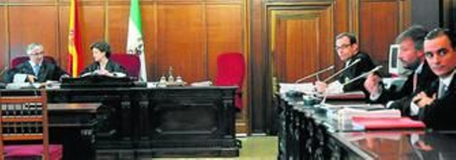 La sala donde se inició el juicio y al lado una imagen del acusado.