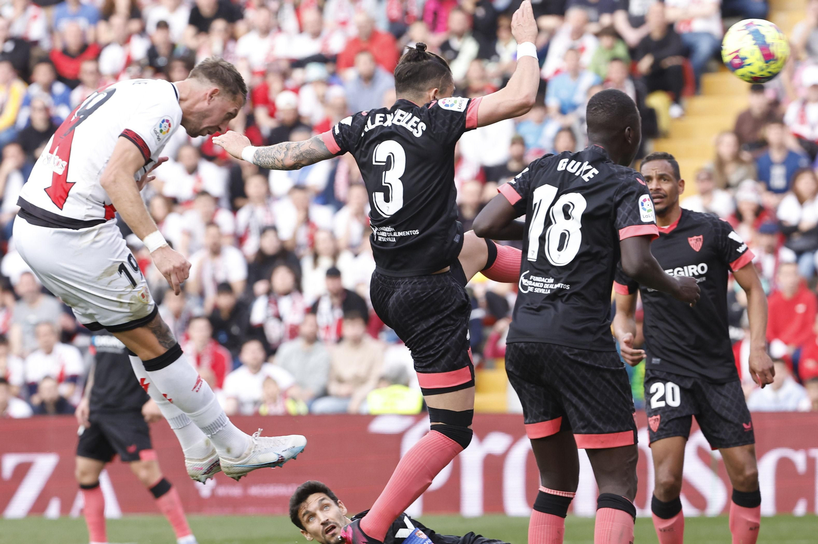 Lejeune cabecea en solitario delante de Alex Telles el gol del empate rayista.