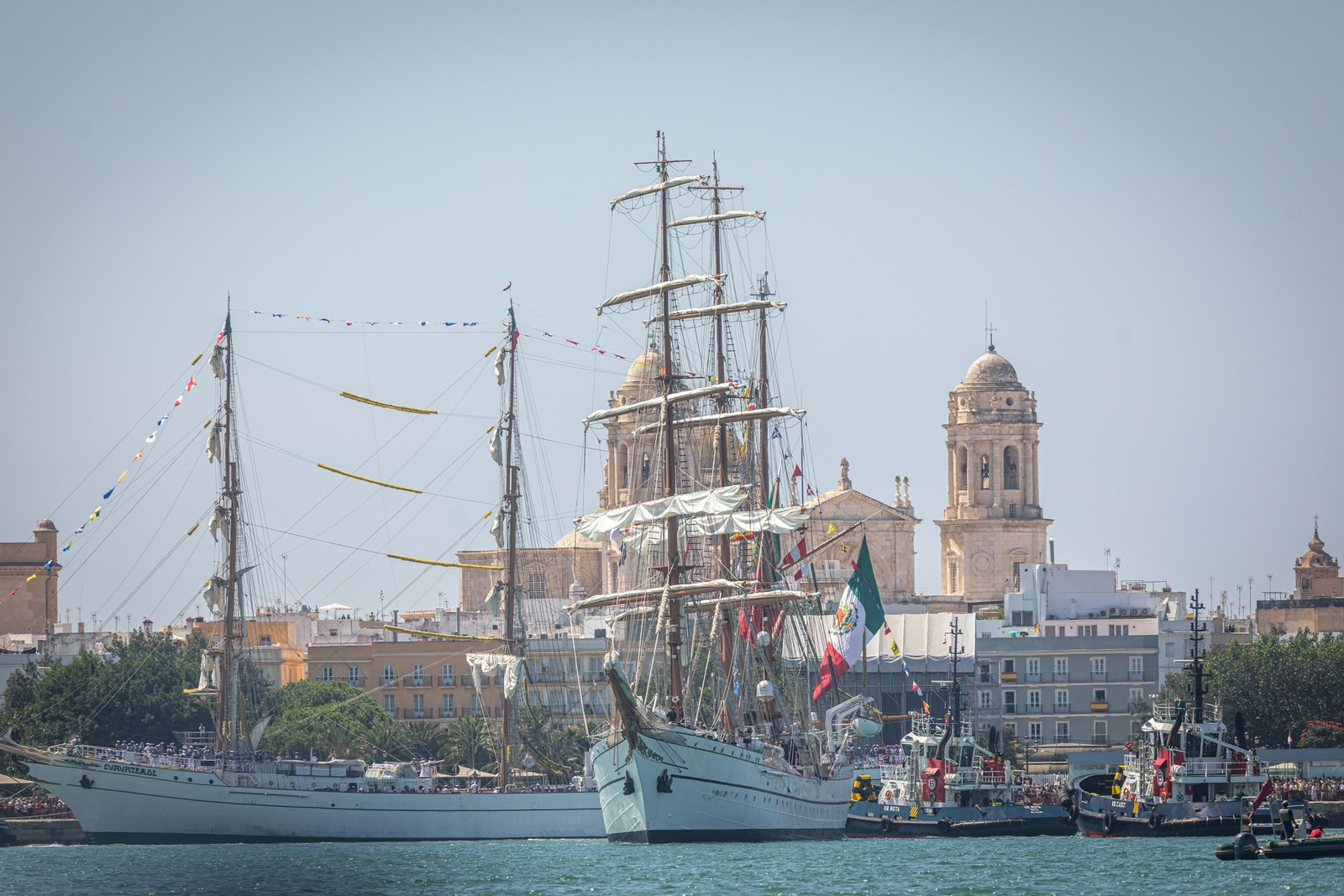 Imágenes de la parada naval desde el mar