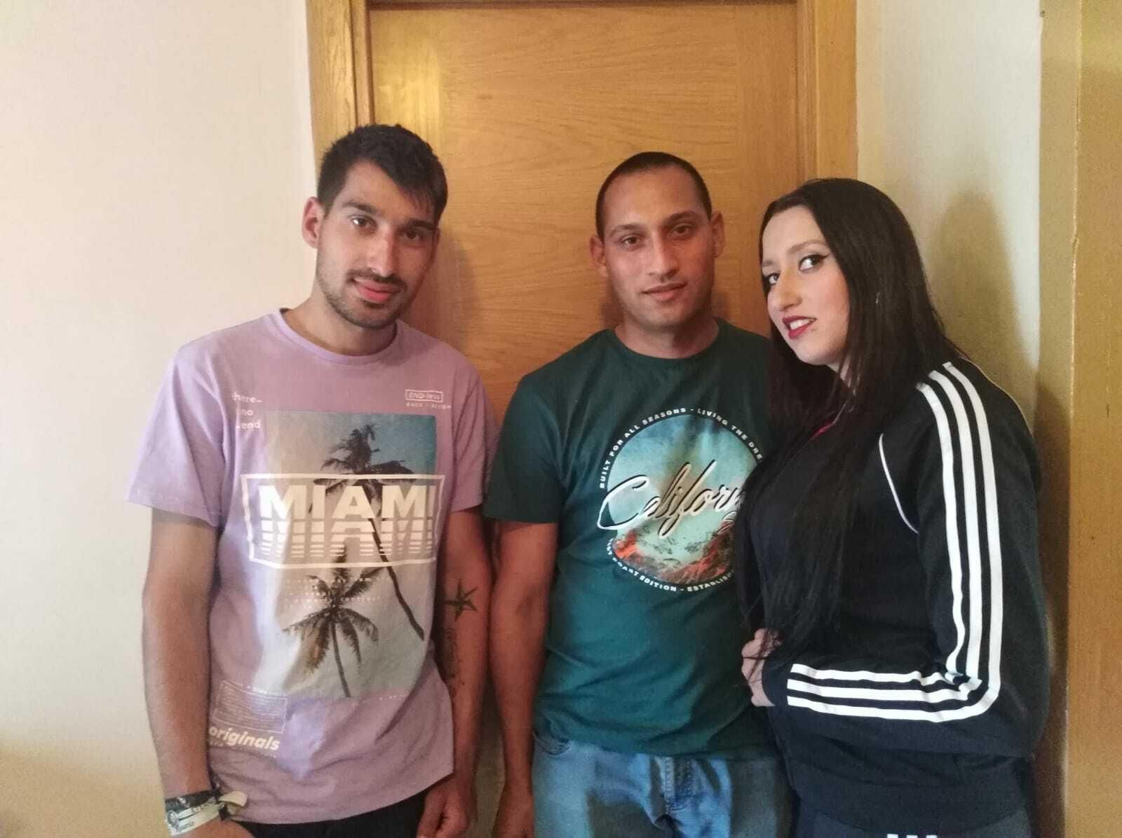 Francisco, Cristian y Susana, tres de los hermanos Muñoz Torres, que ahora buscan al más pequeño.