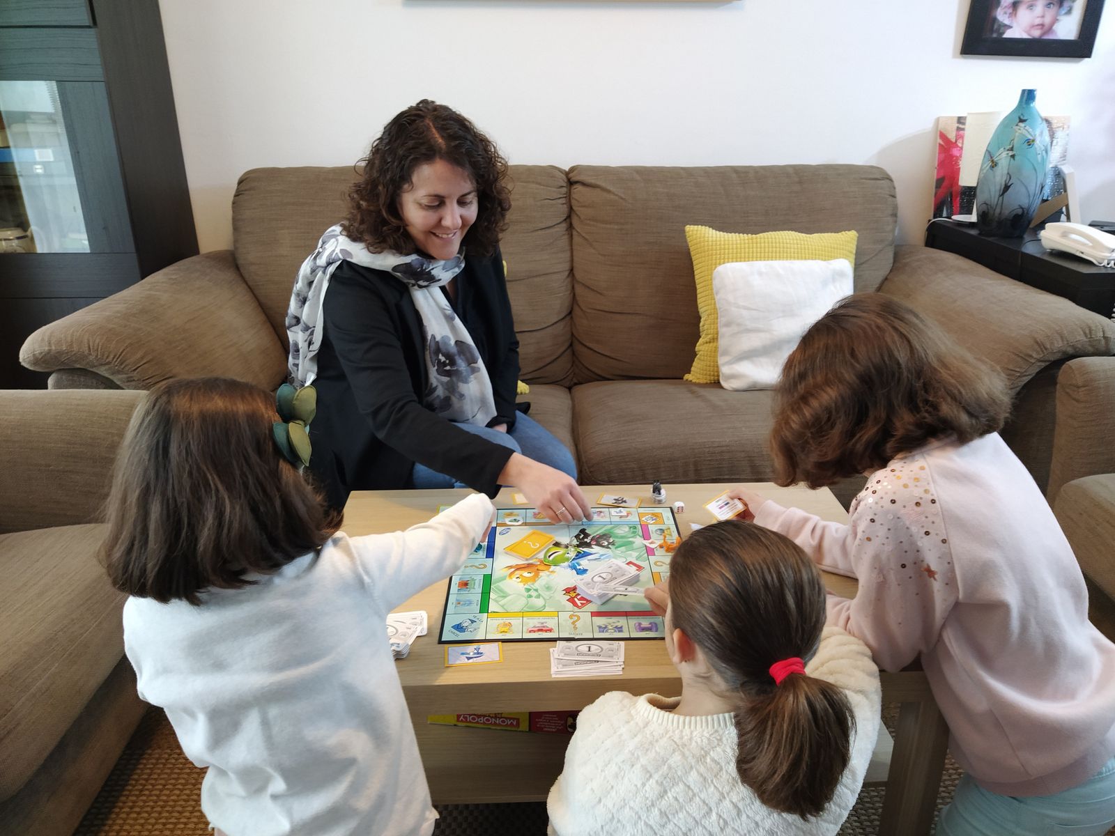 Rosa Hiniesta jugando con Ángela  y sus otras hijas.