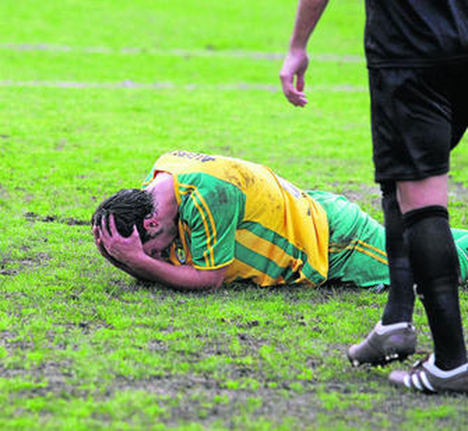 Un jugador de la UD Los Barrios se lamenta sobre el césped del San Rafael.