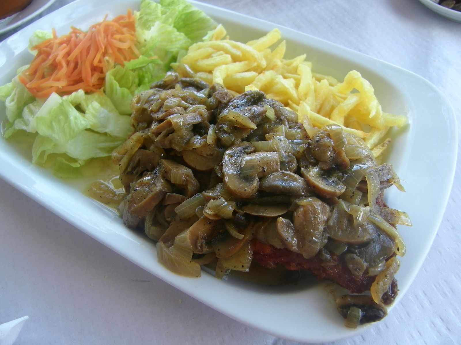 Ana Rosado y Antonio Rojas con el Aneto que sirven en el mesón Los Gavilanes.