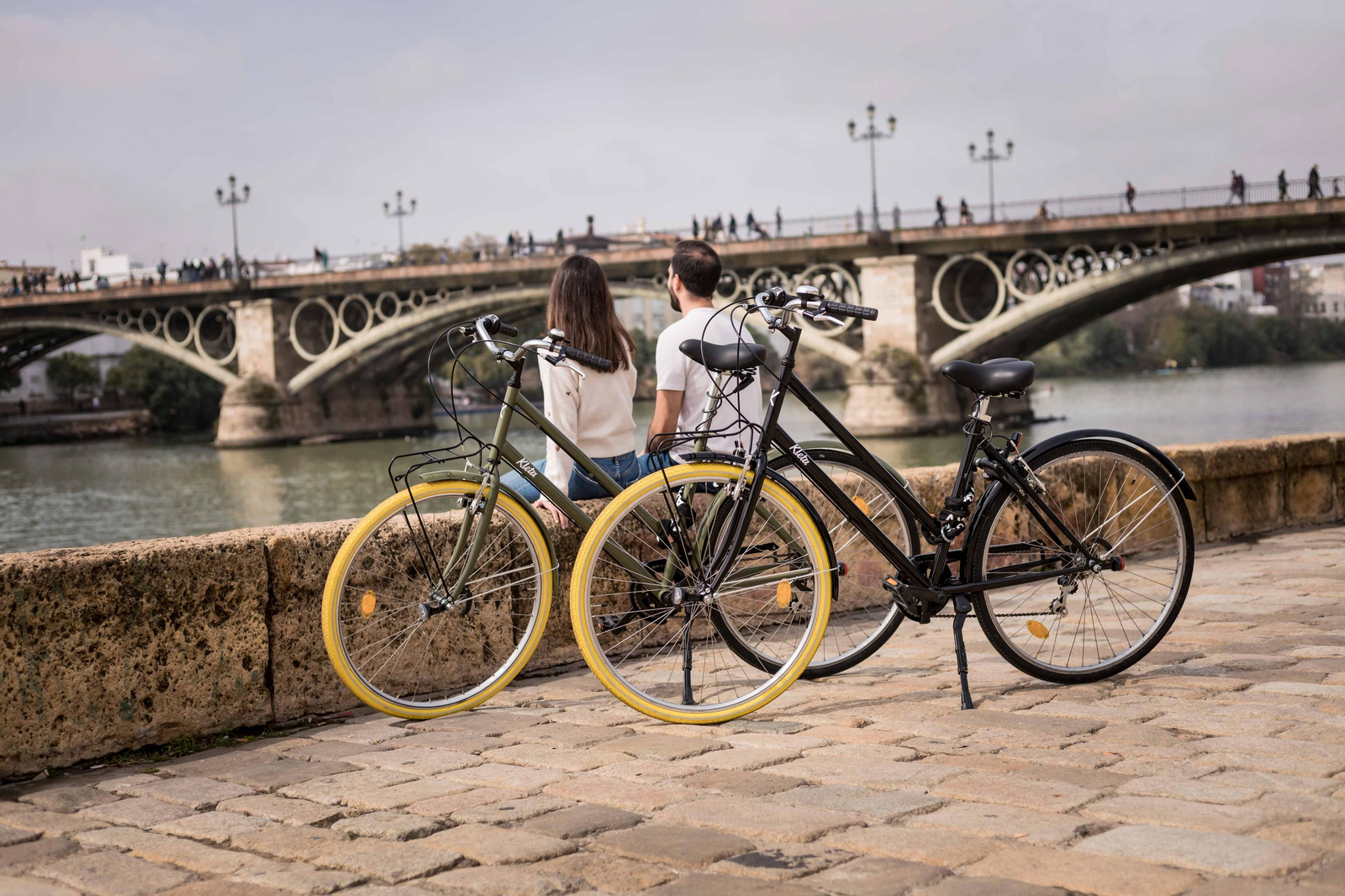 Dos usuarios con las bicicletas Kleta en el Muelle de la Sal.