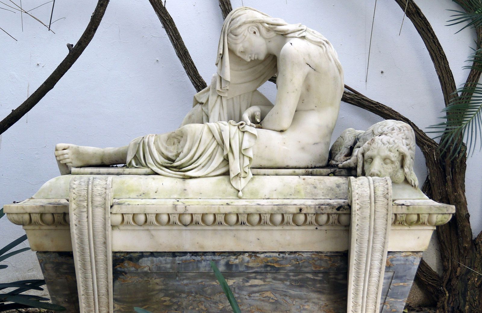 Imagen de la obra escultórica que fue sustraída, un homenaje funerario propiedad de la familia Pemartín.