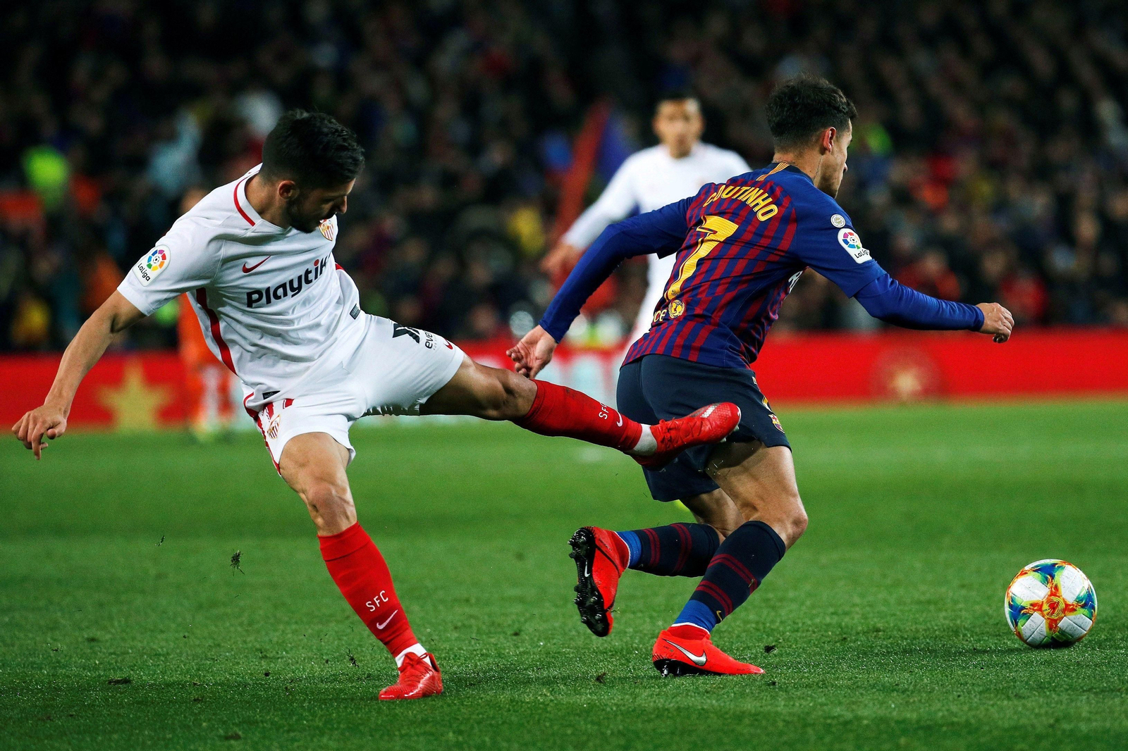 Sarabia no impide que Coutinho progrese con la pelota.