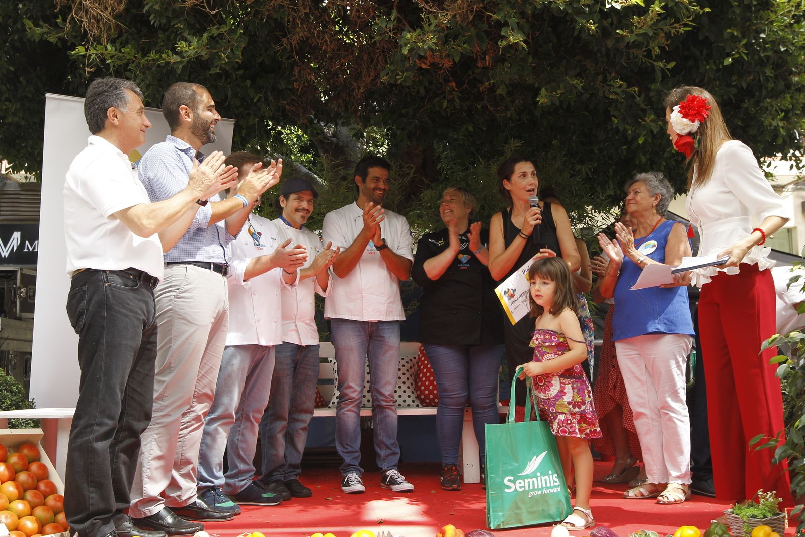 La ganadora Rebeca Ruiz recoge el premio con el jurado y el alcalde de Almería, Ramón Fernández-Pacheco.