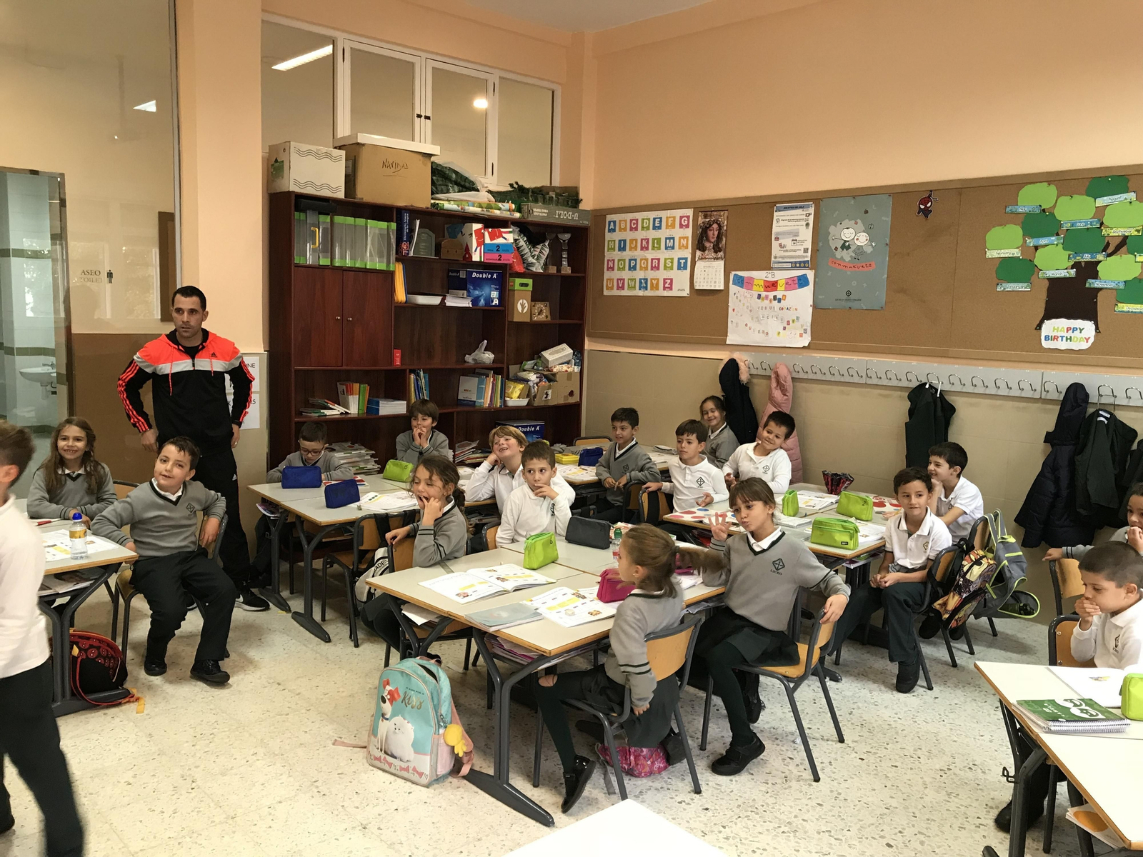 El profesor José Manuel Blázquez con sus alumnos