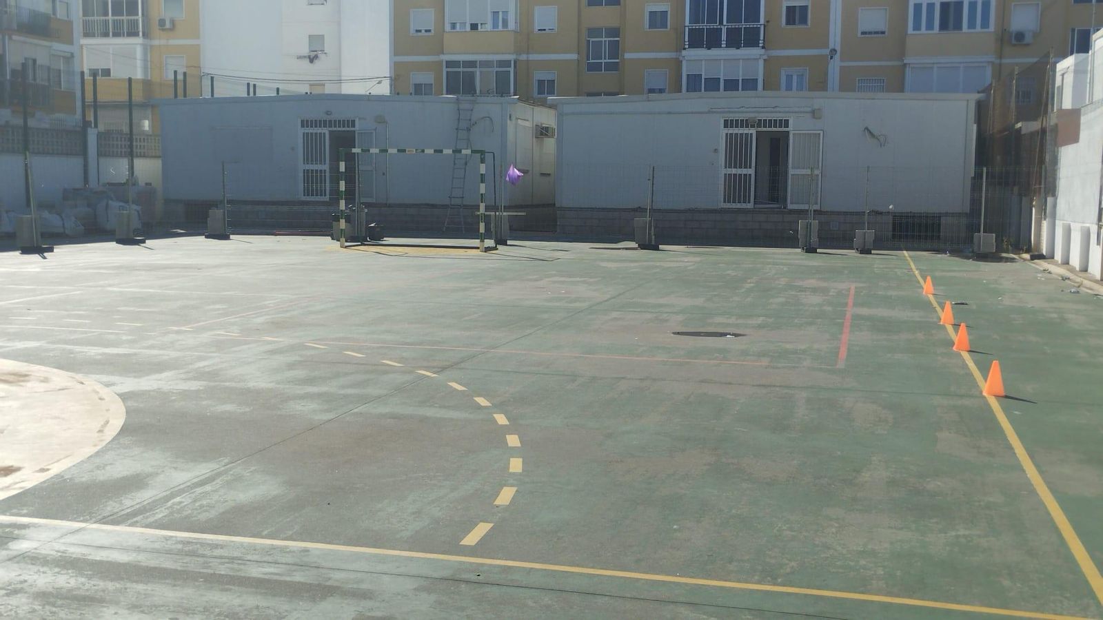 Poco después del mediodía ya se habían ubicado dos módulos en el patio del colegio.