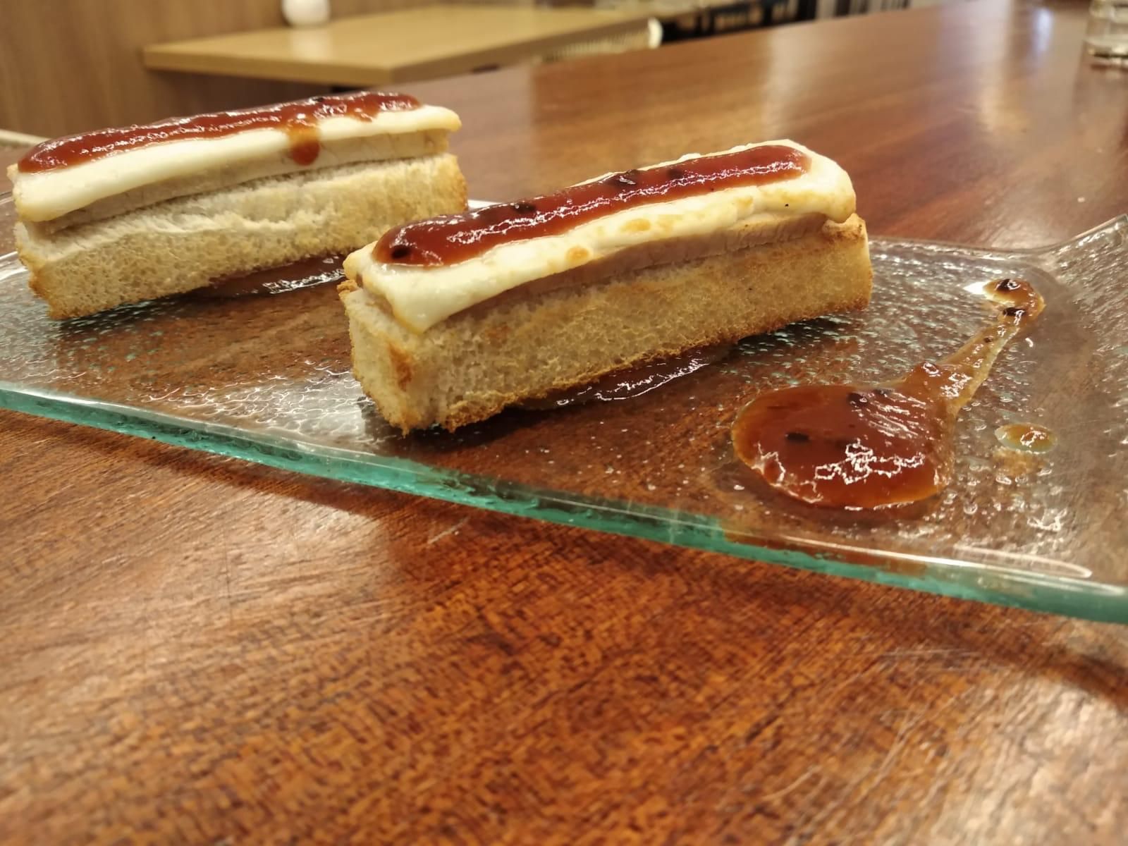 Tosta con queso payoyo, lomo en manteca y jalea de tomate.