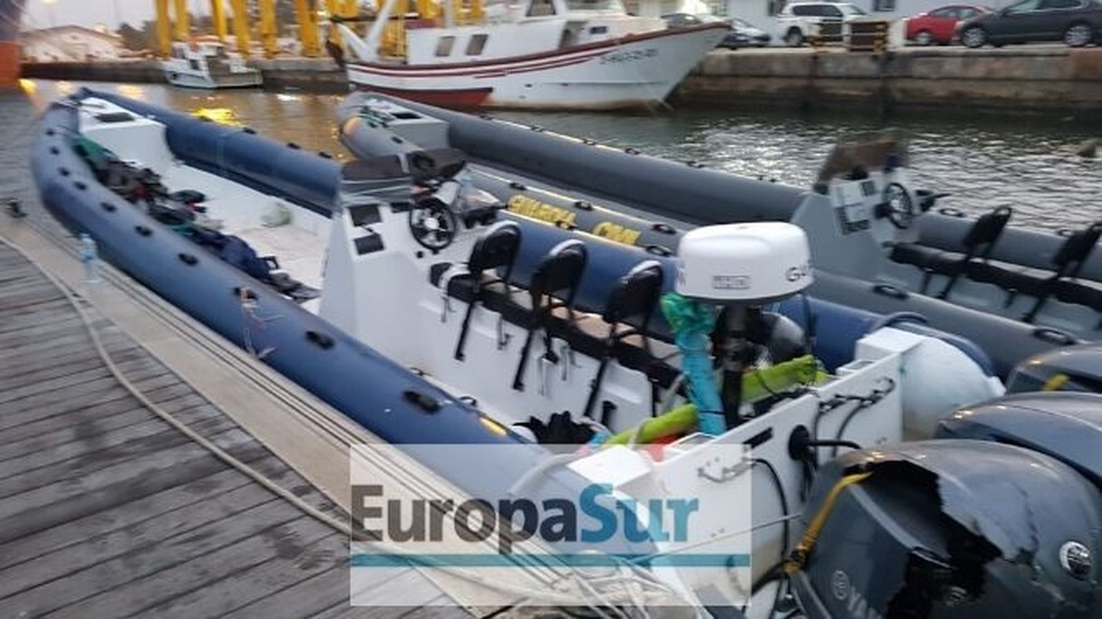 La narcolancha con el motor destrozado y, a su lado, la embarcación de la Guardia Civil.