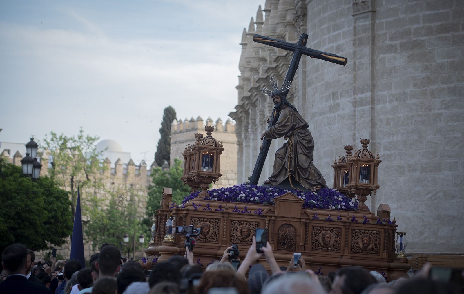 La procesión del Cristo de la Corona, en imágenes