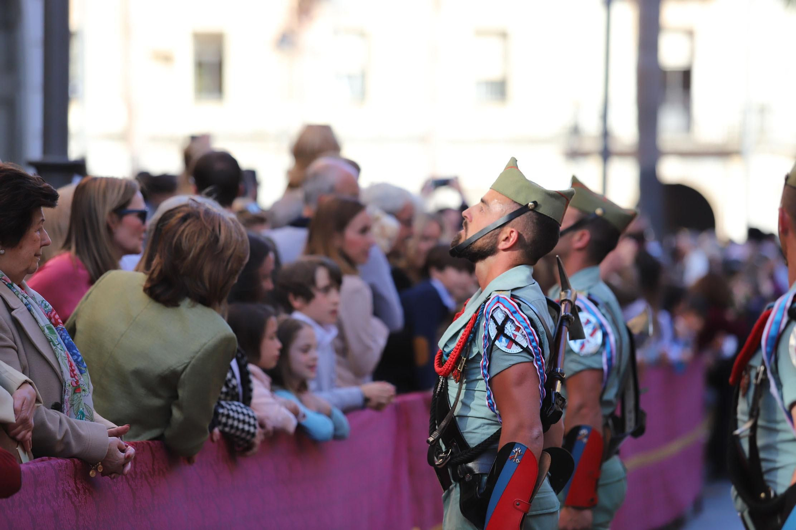 Recibimiento a la Legión en las calles del centro de Huelva