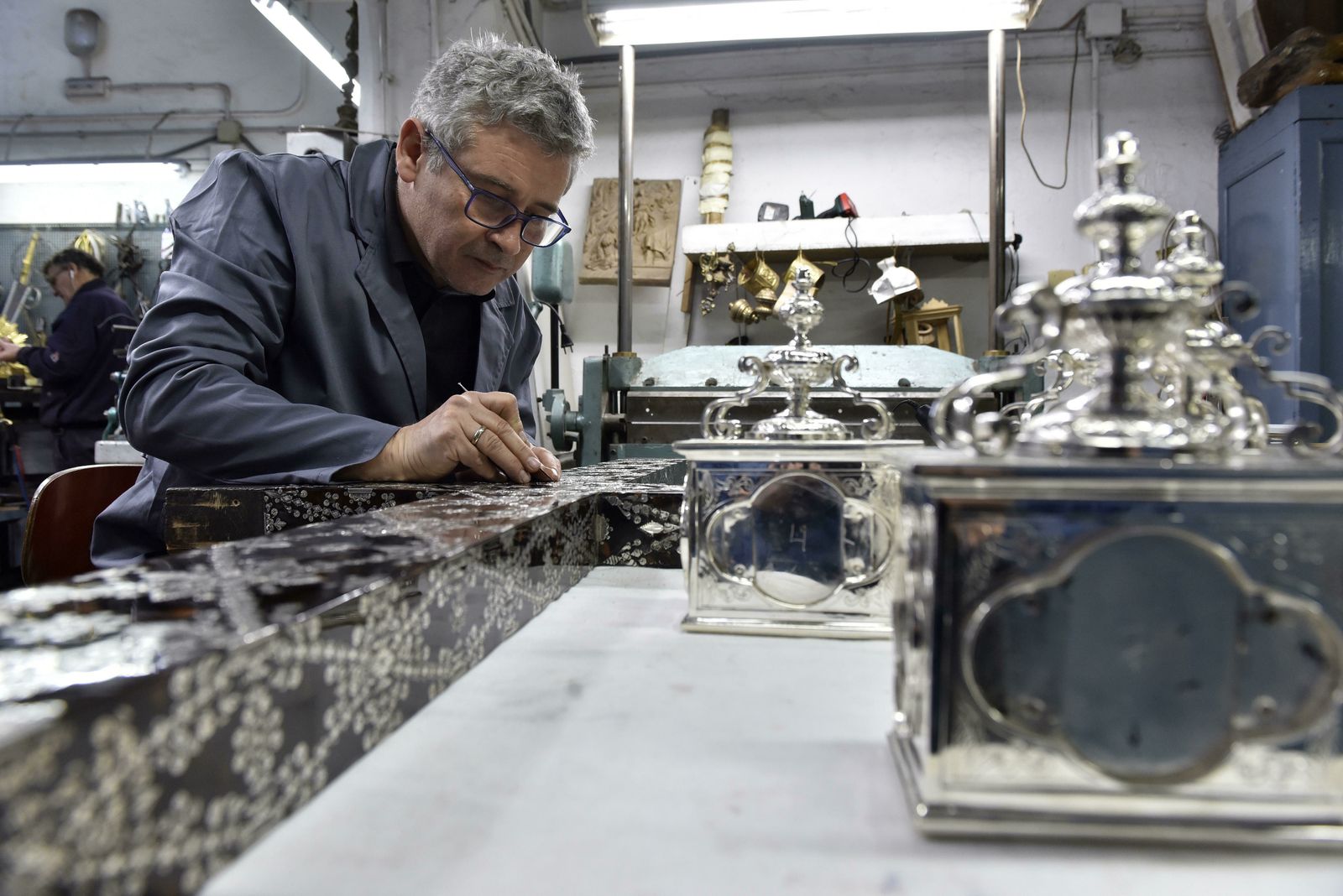 Jesús Domínguez Machuca, trabajando con la cruz de las Penas de San Vicente.