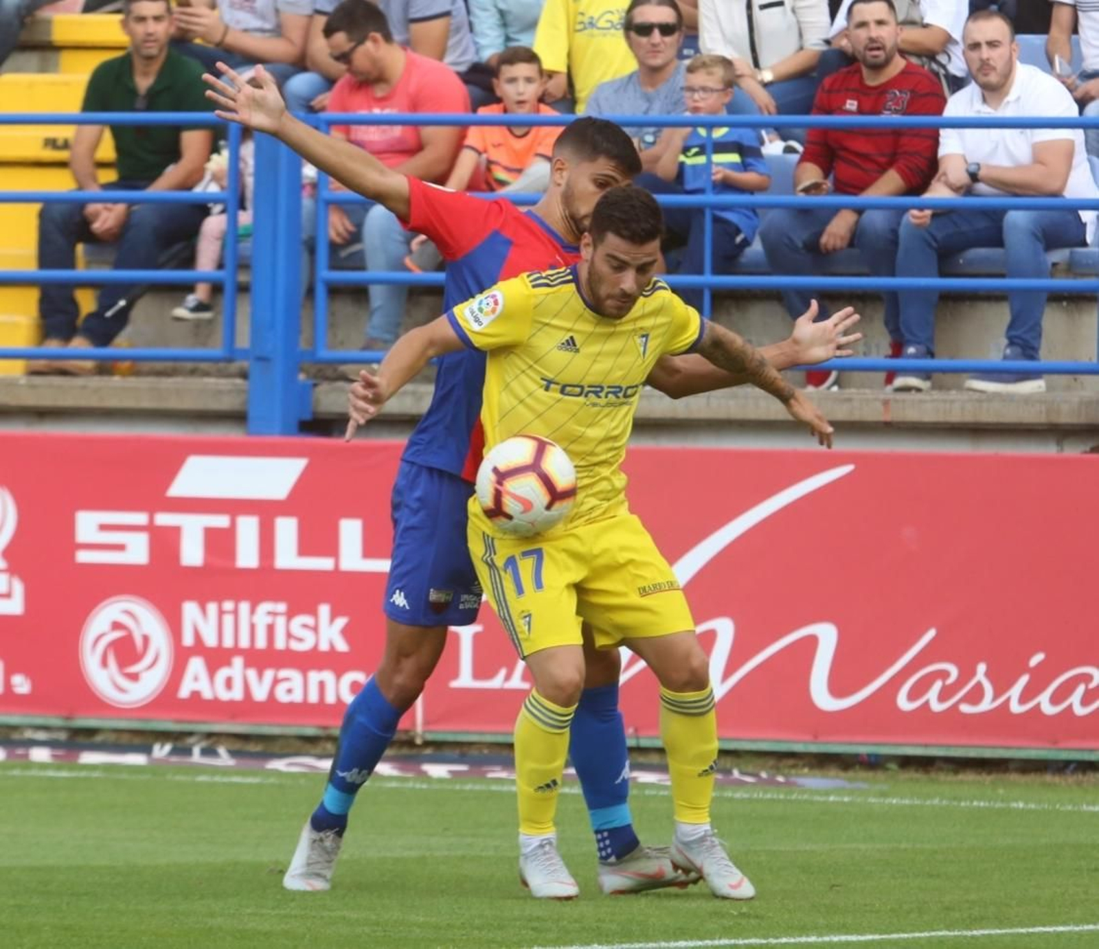 Agra protege el esférico.