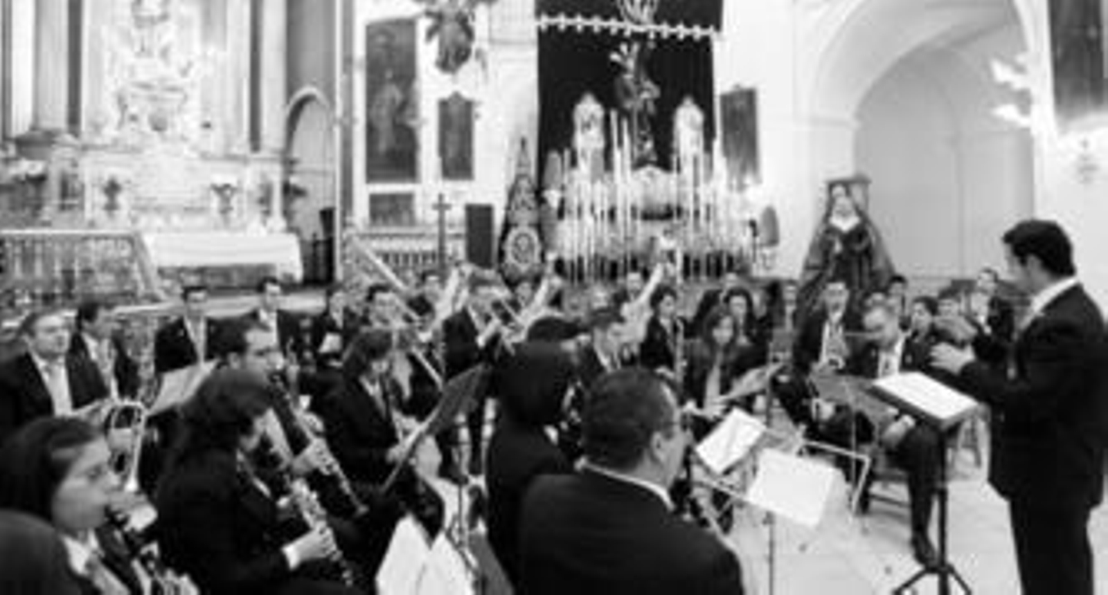 Los músicos de la banda utrerana Álvarez Quintero, ayer durante el estreno de la marcha procesional 'Gólgota' en la iglesia de San Rafael. Los músicos de la banda utrerana Álvarez Quintero, ayer durante el estreno de la marcha procesional 'Gólgota' en la iglesia de San Rafael.