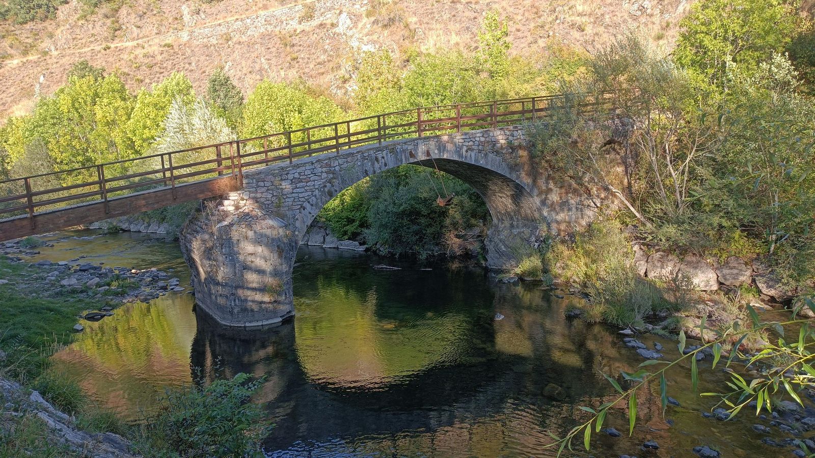 Puente sobre el río Torío en Vegacervera. Puente sobre el río Torío en Vegacervera.
