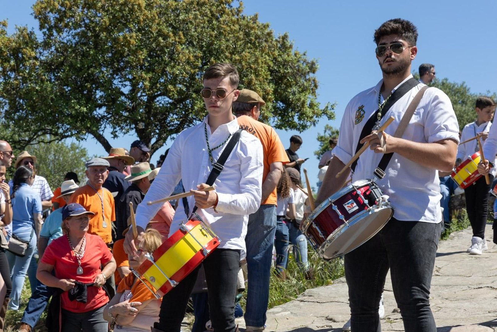 Miles de romeros acuden al encuentro de la Virgen de la Cabeza en su romería