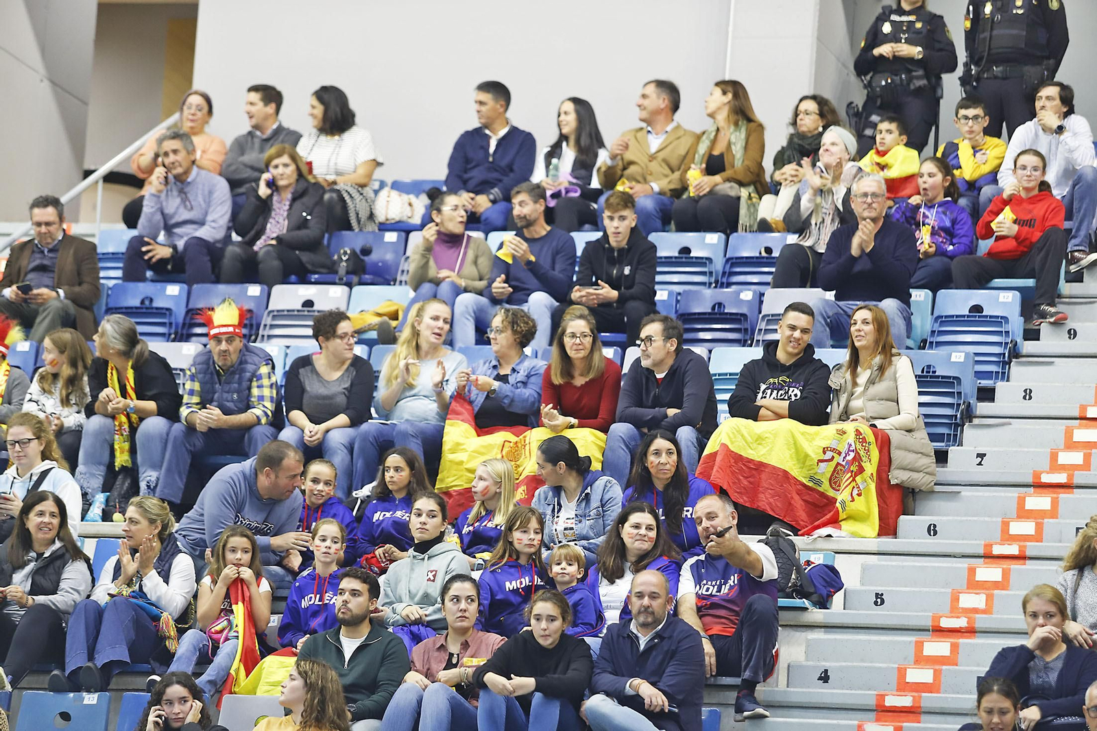 Ambiente en las gradas en el partido de la selección Española femenina de baloncesto contra Islnadia