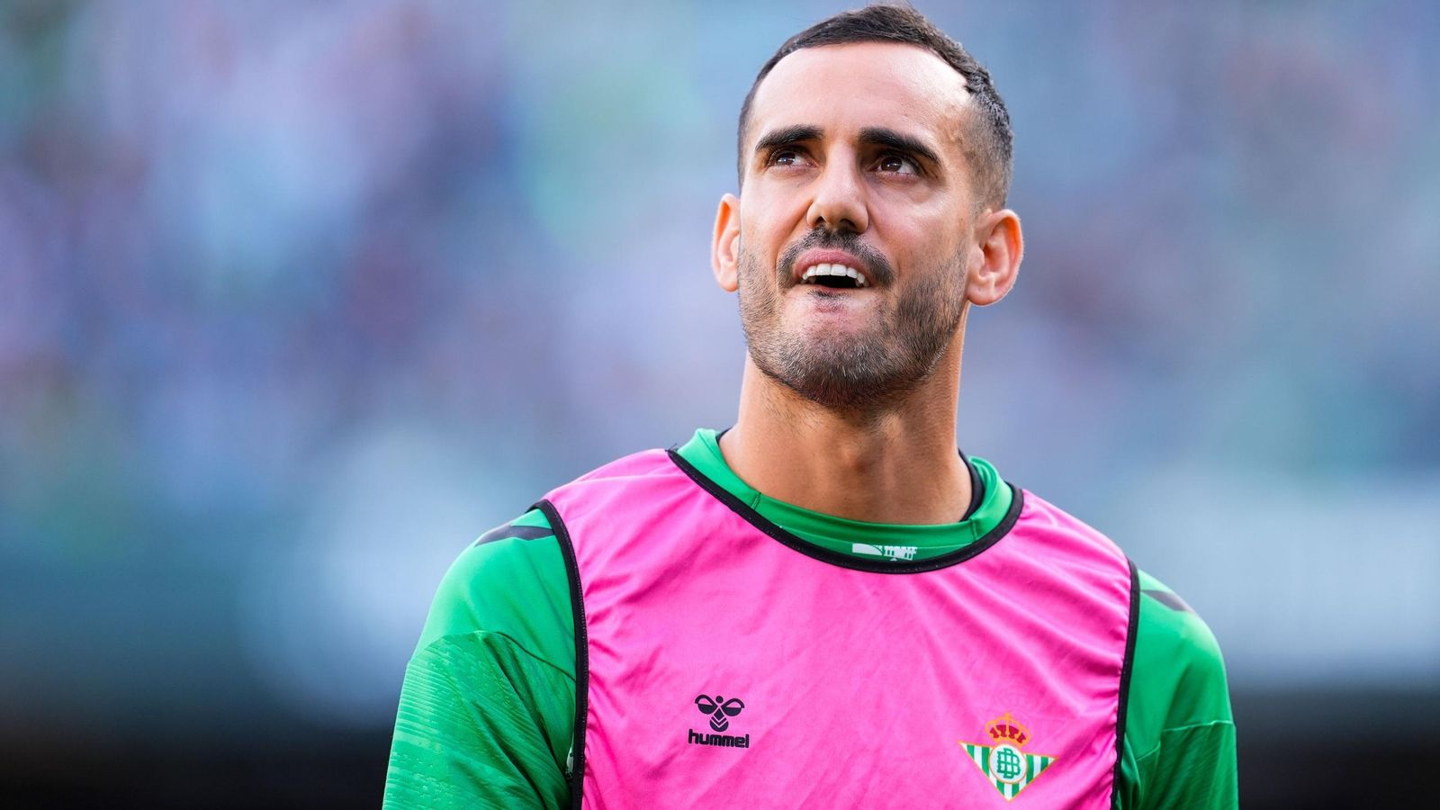 Juanmi Jiménez del Real Betis observa durante el partido entre el Real Betis y el RC Celta de Vigo